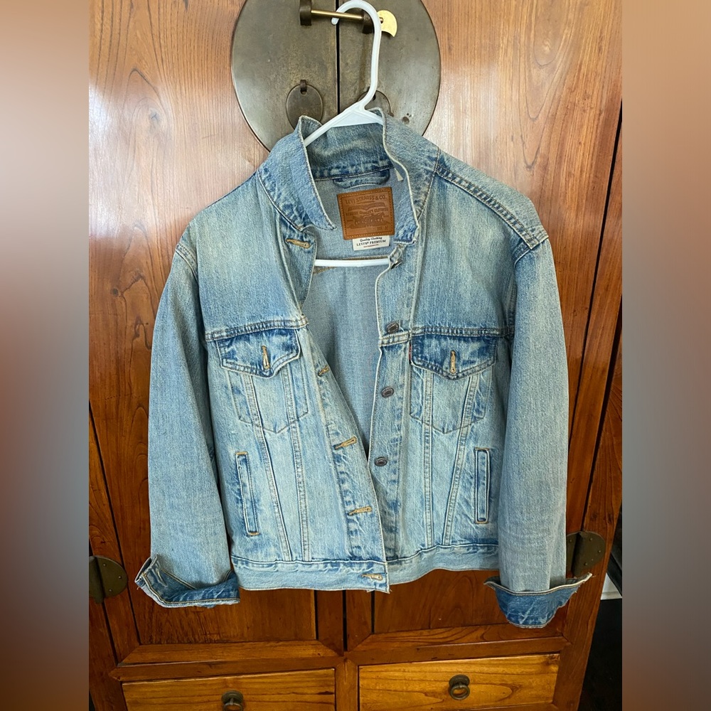 Levi’s Women’s 90s Trucker - Size M - Soft as Butter Mid Color